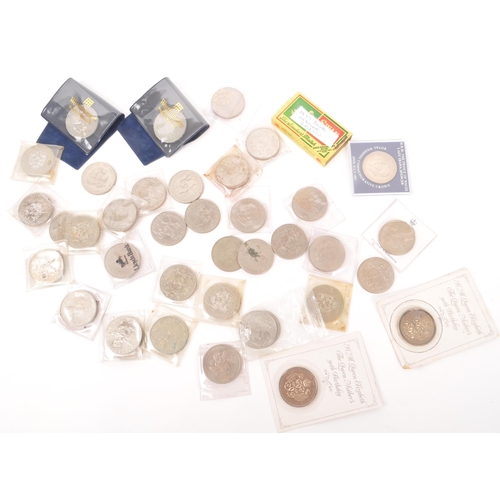 493 - A large collection of 20th century British commemorative coins. The collection to include approximat... 