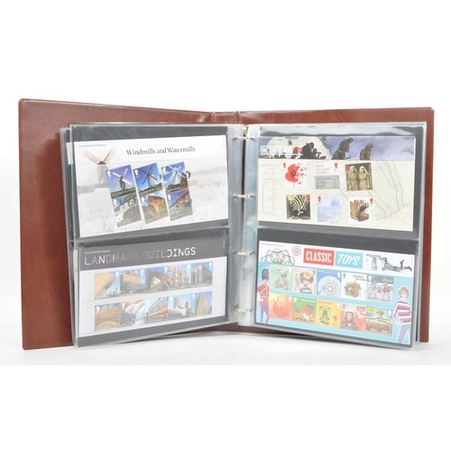 512 - Royal Mail - A large collection of British Royal Mail commemorative stamps presentation packs. The c... 