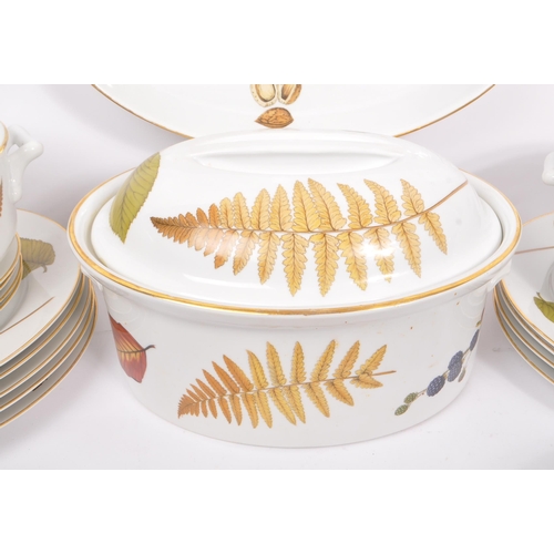 67 - Royal Worcester - A 20th Century vintage china porcelain Royal Worcester dinner service in the Wild ... 