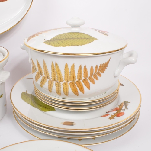 67 - Royal Worcester - A 20th Century vintage china porcelain Royal Worcester dinner service in the Wild ... 