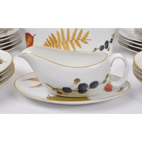 67 - Royal Worcester - A 20th Century vintage china porcelain Royal Worcester dinner service in the Wild ... 