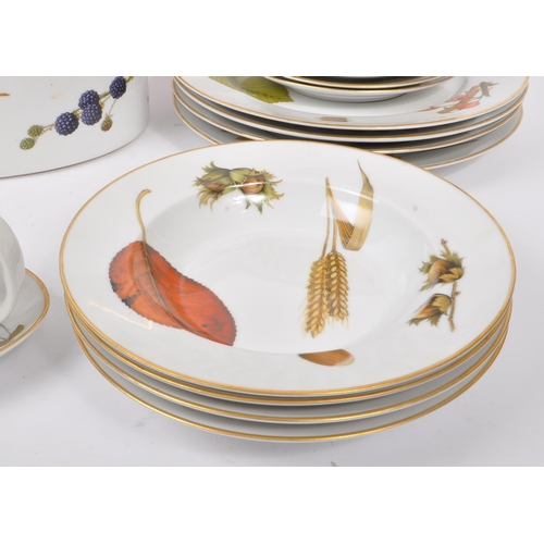 67 - Royal Worcester - A 20th Century vintage china porcelain Royal Worcester dinner service in the Wild ... 