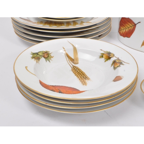 67 - Royal Worcester - A 20th Century vintage china porcelain Royal Worcester dinner service in the Wild ... 