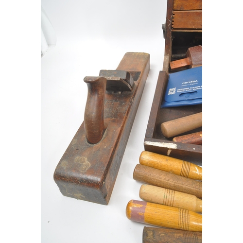 333 - A collection of vintage 20th century carpentry wood working tools. To include wood planes, hand scre... 