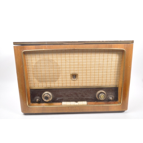 434 - Philips - A retro mid 20th century valve radio receiver. House in a wood veneer with hinged lid to t... 