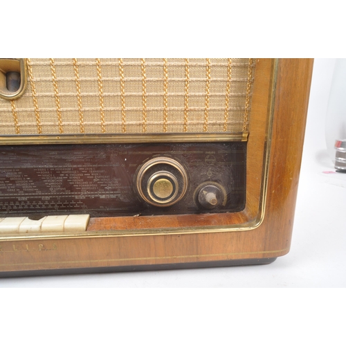 434 - Philips - A retro mid 20th century valve radio receiver. House in a wood veneer with hinged lid to t... 