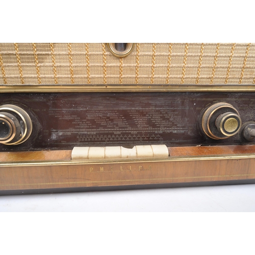 434 - Philips - A retro mid 20th century valve radio receiver. House in a wood veneer with hinged lid to t... 