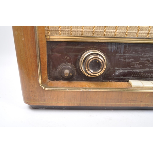 434 - Philips - A retro mid 20th century valve radio receiver. House in a wood veneer with hinged lid to t... 