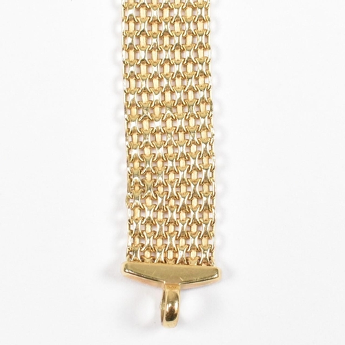 112 - A hallmarked 9ct gold mesh link bracelet. The mesh link bracelet having a senorita clasp. The bracel... 