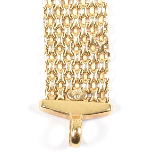 112 - A hallmarked 9ct gold mesh link bracelet. The mesh link bracelet having a senorita clasp. The bracel... 