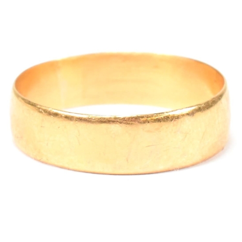 128 - A hallmarked 22ct gold band ring. The band ring hallmarked for Birmingham, 1906. Maker's mark H.A. W... 