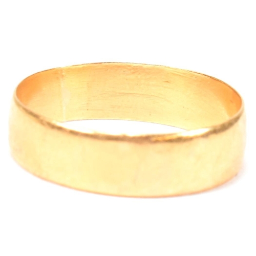 128 - A hallmarked 22ct gold band ring. The band ring hallmarked for Birmingham, 1906. Maker's mark H.A. W... 