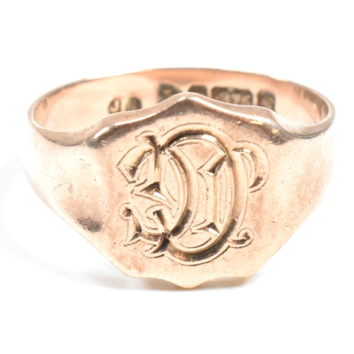 133 - An Edwardian hallmarked 9ct gold shield signet ring. The 9ct rose gold shield signet ring having a c... 