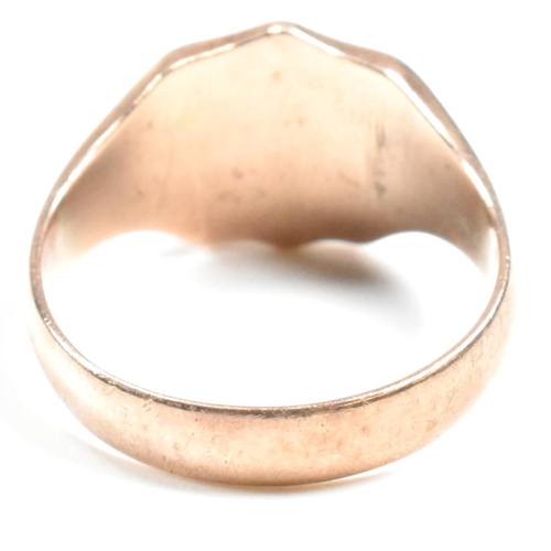 133 - An Edwardian hallmarked 9ct gold shield signet ring. The 9ct rose gold shield signet ring having a c... 