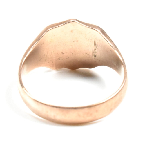 133 - An Edwardian hallmarked 9ct gold shield signet ring. The 9ct rose gold shield signet ring having a c... 