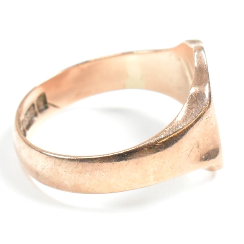 133 - An Edwardian hallmarked 9ct gold shield signet ring. The 9ct rose gold shield signet ring having a c... 