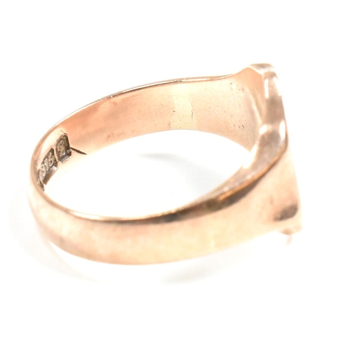 133 - An Edwardian hallmarked 9ct gold shield signet ring. The 9ct rose gold shield signet ring having a c... 