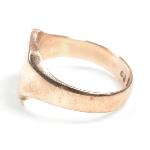 133 - An Edwardian hallmarked 9ct gold shield signet ring. The 9ct rose gold shield signet ring having a c... 