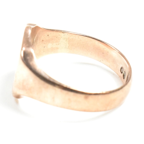 133 - An Edwardian hallmarked 9ct gold shield signet ring. The 9ct rose gold shield signet ring having a c... 