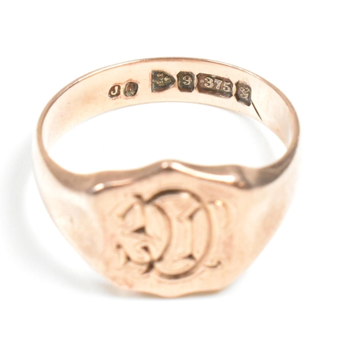 133 - An Edwardian hallmarked 9ct gold shield signet ring. The 9ct rose gold shield signet ring having a c... 