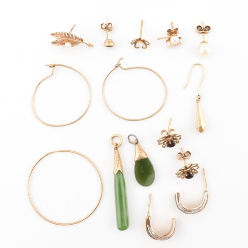 137 - A collection of gold and yellow tone metal jewellery and fragments AF. The jewellery to include a pa... 