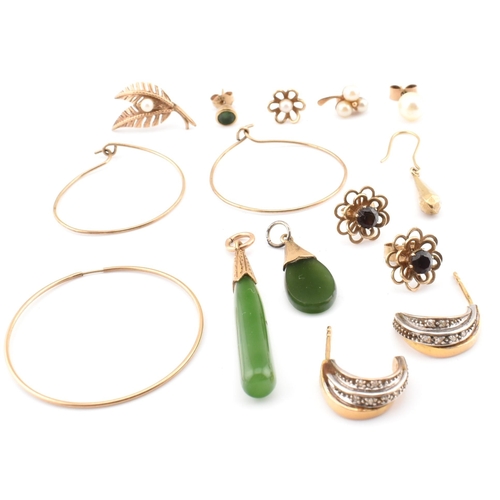 137 - A collection of gold and yellow tone metal jewellery and fragments AF. The jewellery to include a pa... 