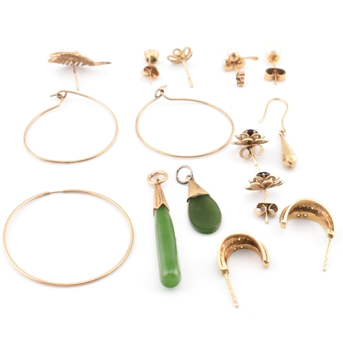 137 - A collection of gold and yellow tone metal jewellery and fragments AF. The jewellery to include a pa... 