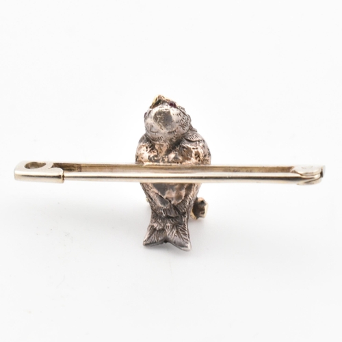 39 - An early 20th century diamond bird brooch pin. The brooch pin in the form of a small bird set with r... 