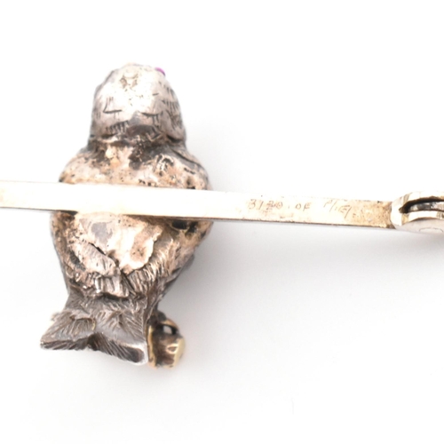 39 - An early 20th century diamond bird brooch pin. The brooch pin in the form of a small bird set with r... 