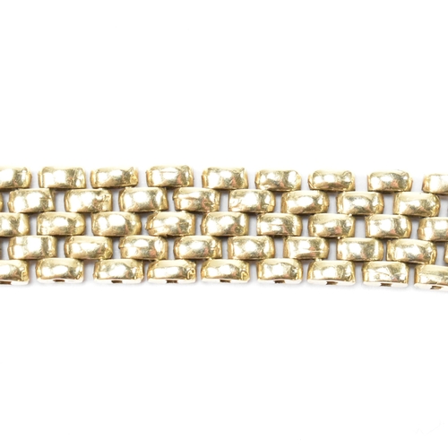 58 - A 14ct gold gate link bracelet. The 14ct yellow gold bracelet having a gate link design to box clasp... 