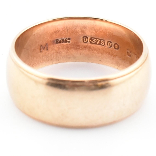 64 - A hallmarked 9ct gold band ring. The 9ct yellow gold band ring hallmarked for London, 1962. Maker's ... 