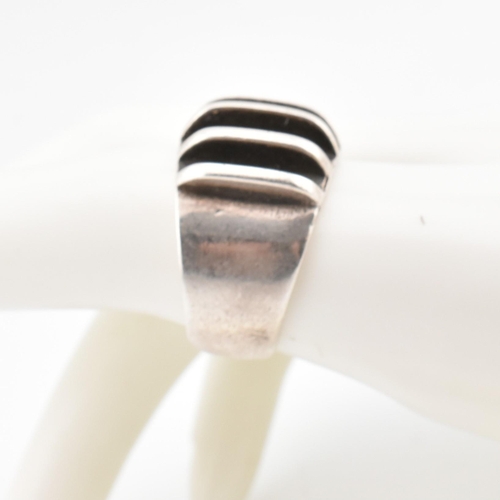 65 - A hallmarked silver Anna Greta Eker Norwegian Modernist ring. The Anna Greta Eker sterling silver op... 