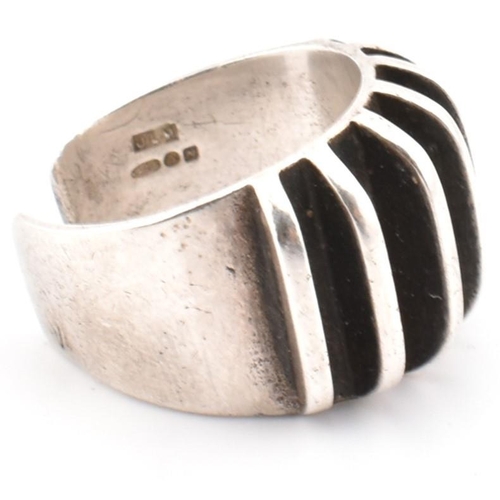 65 - A hallmarked silver Anna Greta Eker Norwegian Modernist ring. The Anna Greta Eker sterling silver op... 