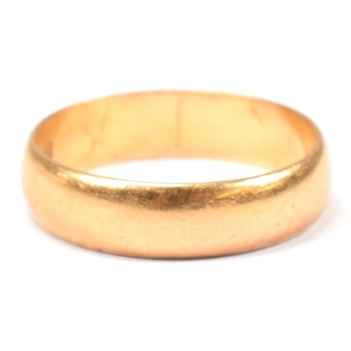 84 - A hallmarked 22ct gold band ring. The 22ct yellow gold band ring hallmarked for London, 1961. Maker'... 