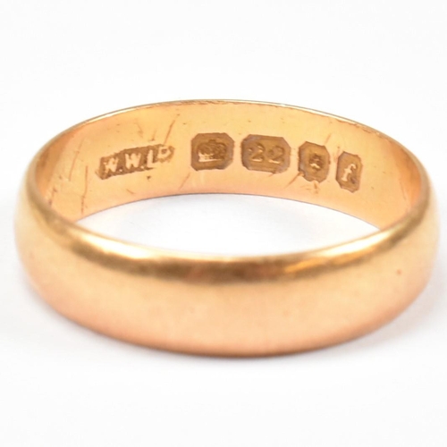 84 - A hallmarked 22ct gold band ring. The 22ct yellow gold band ring hallmarked for London, 1961. Maker'... 