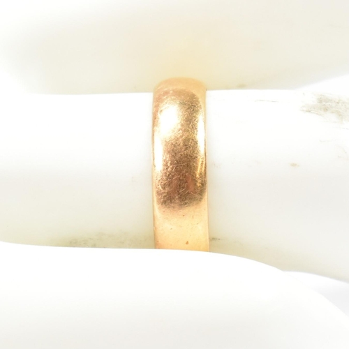 84 - A hallmarked 22ct gold band ring. The 22ct yellow gold band ring hallmarked for London, 1961. Maker'... 