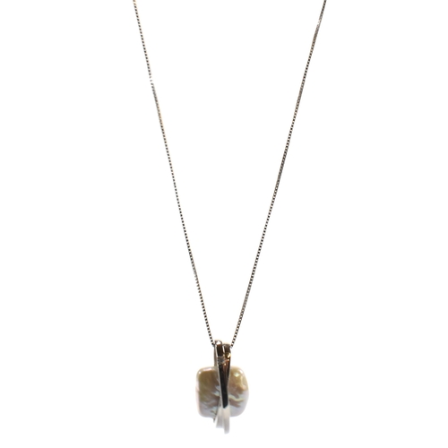 95 - A 9ct white gold and cultured pearl Azendi pendant necklace. The 9ct white gold fine box link chain ... 