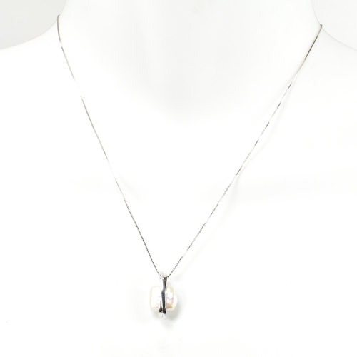 95 - A 9ct white gold and cultured pearl Azendi pendant necklace. The 9ct white gold fine box link chain ... 