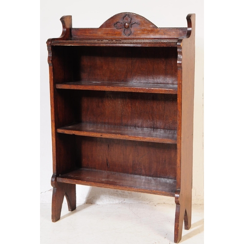 1002 - An early 20th century circa 1920s oak Arts & Crafts open window bookcase. The bookcase featuring a s... 