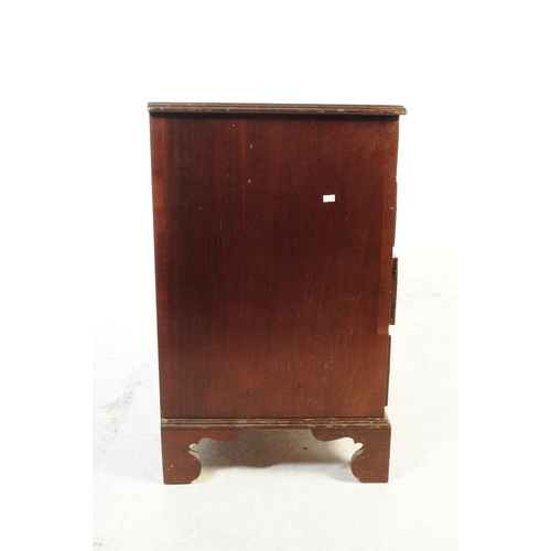 1039 - A George III early 19th century mahogany small ladies writing desk having inlaid border to top. With... 