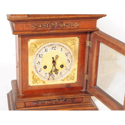 870 - An early 20th century circa 1930s English oak cased mantel clock with German movement striking on a ... 