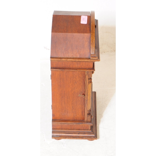 870 - An early 20th century circa 1930s English oak cased mantel clock with German movement striking on a ... 