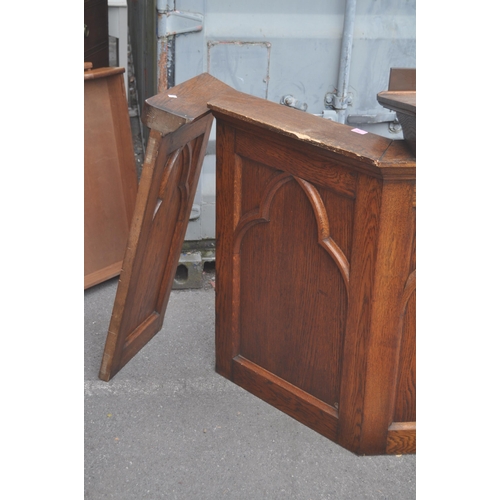 980 - A 19th century late Victorian circa 1890 English oak church / chapel pulpit. The five panel body hav... 