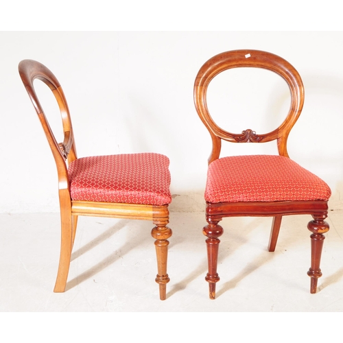 985 - A late 19th century Victorian mahogany tilt top dining loo table and four dining chairs. The table r... 