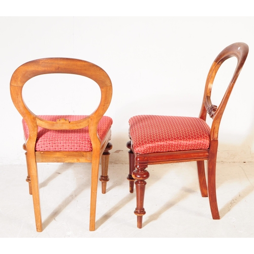 985 - A late 19th century Victorian mahogany tilt top dining loo table and four dining chairs. The table r... 