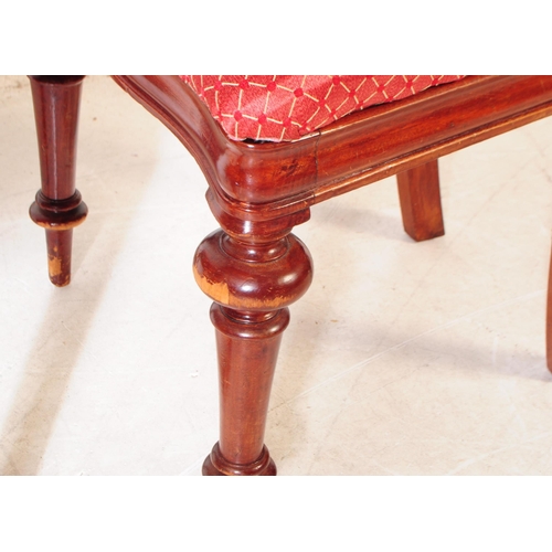 985 - A late 19th century Victorian mahogany tilt top dining loo table and four dining chairs. The table r... 