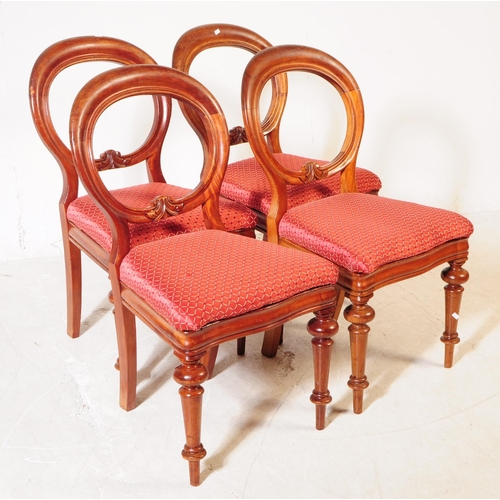 985 - A late 19th century Victorian mahogany tilt top dining loo table and four dining chairs. The table r... 