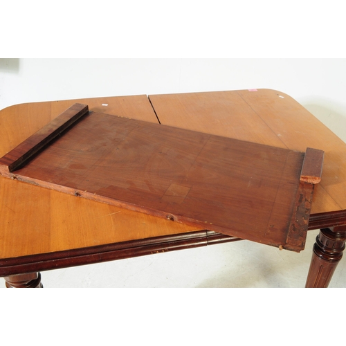 993 - A 19th century Victorian mahogany wind out dining table. The table raised on tapered turned legs, wi... 