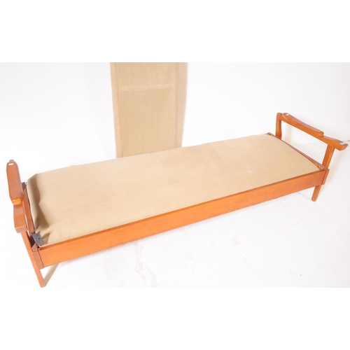 667 - British Modern Design - A mid 20th century circa 1970s space saver daybed / sofa settee. Of rectangu... 