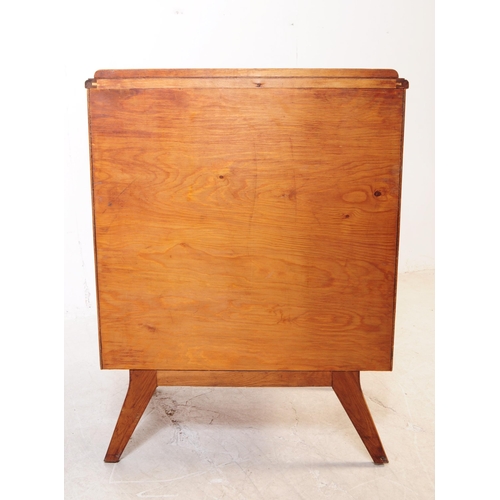 725 - British Modern Design - A mid 20th century circa 1950s oak chest of drawers. The chest of drawers ha... 